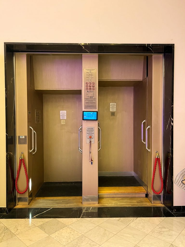 10 cose da vedere a Francoforte - ascensore paternoster