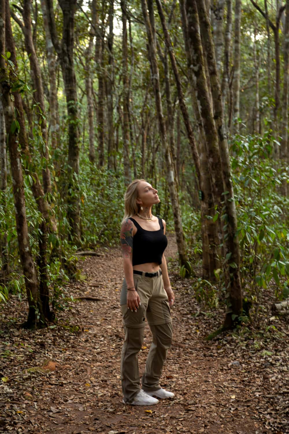 donna nella foresta pluviale abbigliamento borneo indonesiano trekking