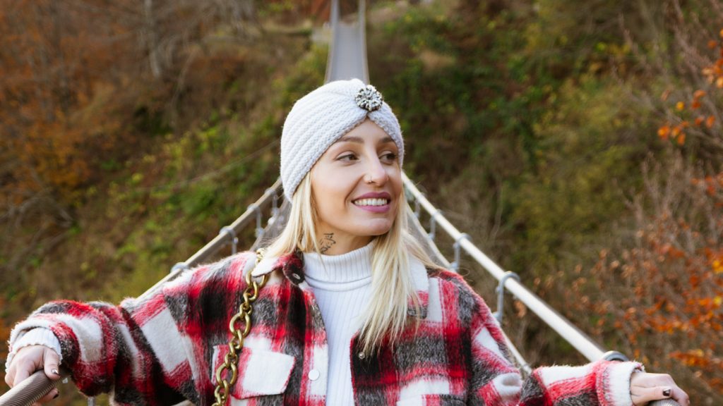 ragazza sul ponte tibetano avis di valli del pasubio ponte di ferro sospeso recoaro terme