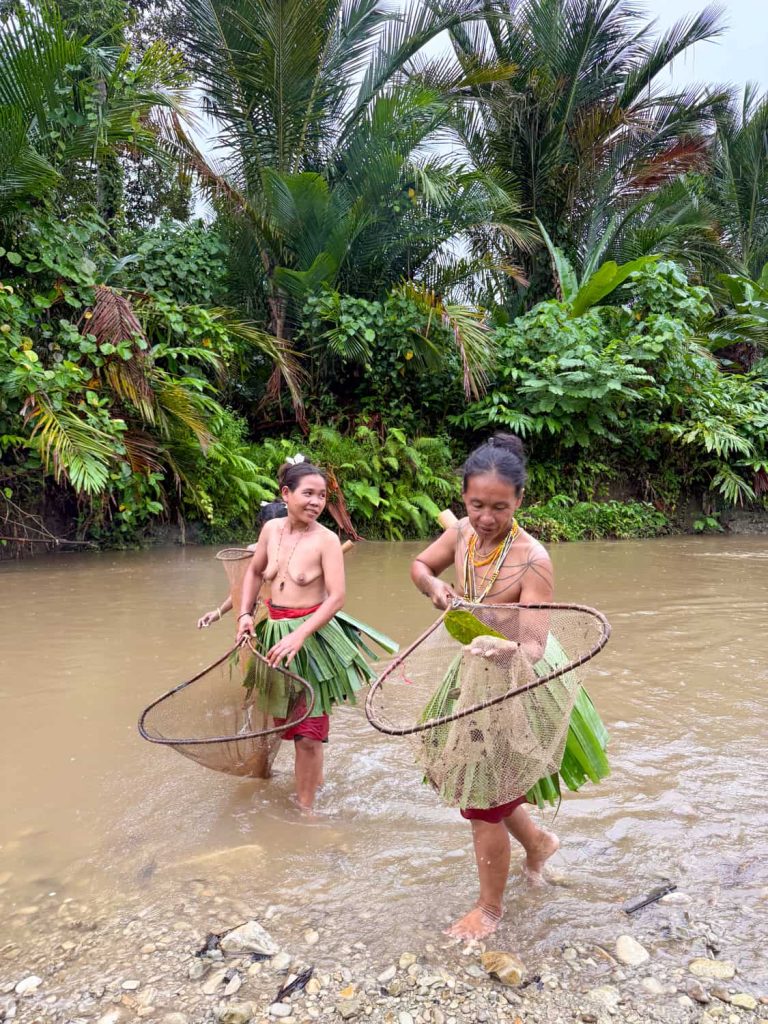 pesca dei gamberi con le donne Mentawai