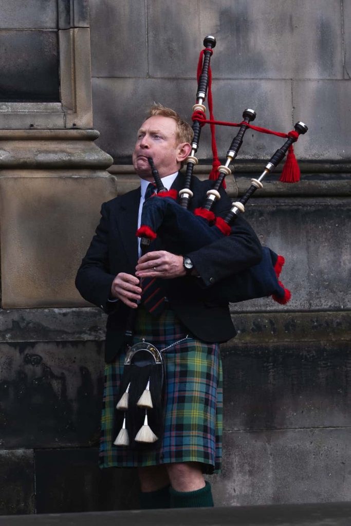 edimburgo in 48 ore uomo che suona la cornamusa sulla Royal Mile con abbigliamento tipico scozzese e kilt