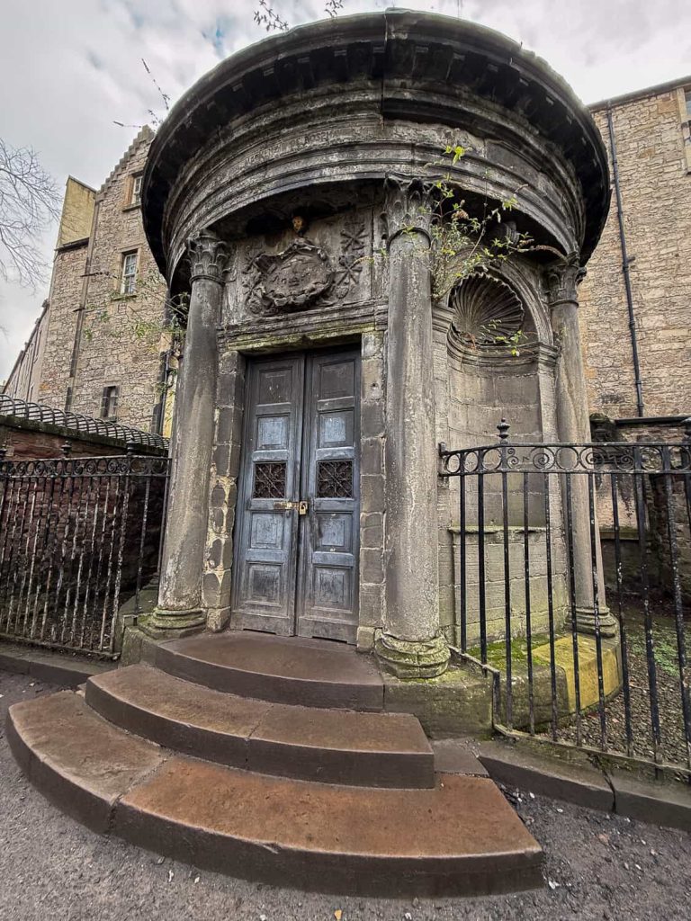 mausoleo di George Mackenzie nel cimitero Greyfriars Kirkyard