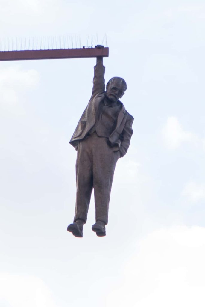 statua l'appeso David cerny