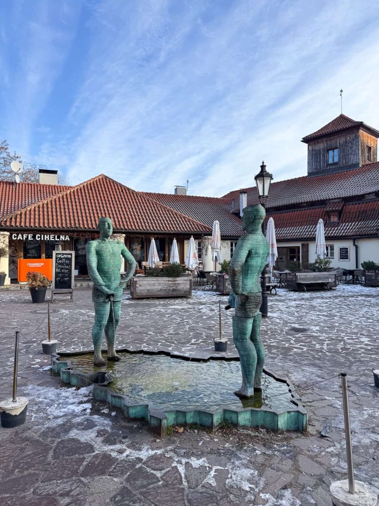 the pissing men praga