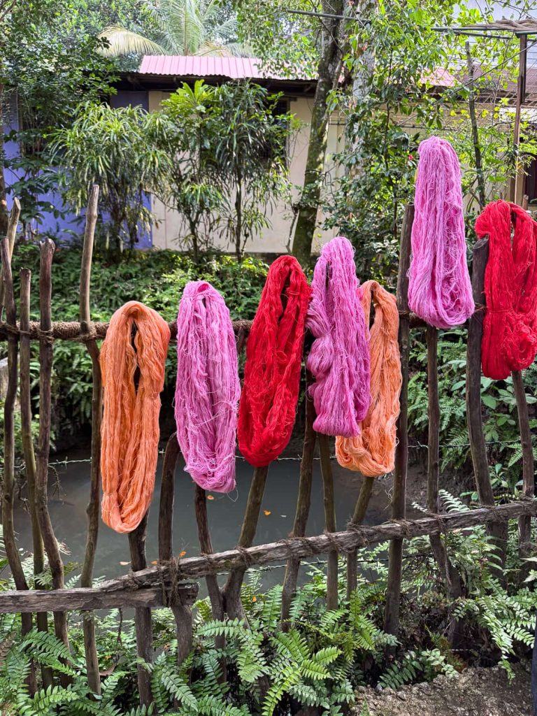 esperienze locali da fare in Sri Lanka fabbrica di tessuti realizzati con il telaio a mano